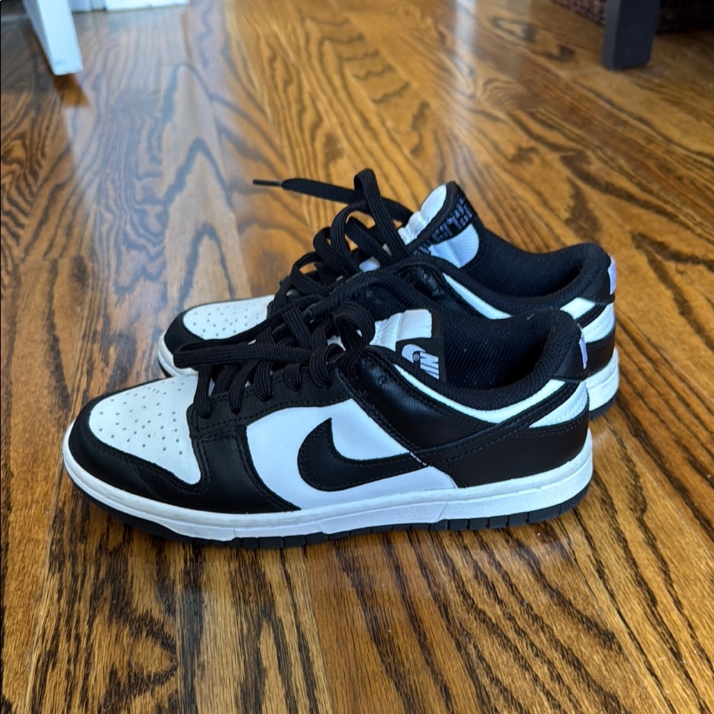 Women’s Nike dunks size 6 black & white
